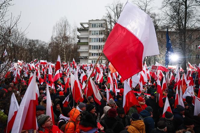 Tłumy rozpoczęły protest pod Sejmem! Uczestnicy solidarni z Mariuszem Kamińskim i Maciejem Wąsikiem