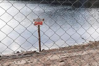 Jezioro Wielkie Oczko ogrodzone płotem. Zwierzęta odcięte od wody. Radny Gdańska: Takiej dewastacji dawno nie widziałem