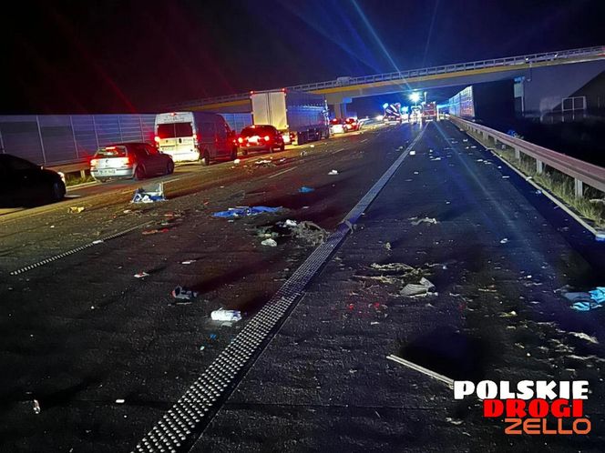 Tak wygląda grób ofiar wypadku na A1. Od tragedii pod Piotrkowem Trybunalskim minął rok [ZDJĘCIA].