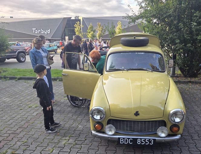 Motoryzacyjne legendy pod Torbydem. "Bydgoskie Klasyki Nocą" znów przyciągnęły tłumy