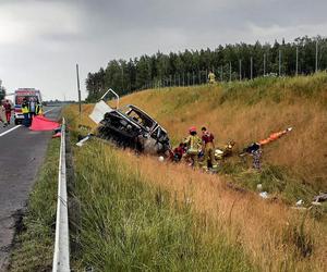 Dwóch mężczyzn nie żyje, kilku zostało rannych! Potworny wypadek busa na S7. Auto zostało zmasakrowane