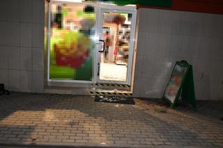 Agresywny 22-latek wybił szybę w drzwiach. Policjanci najpierw mu pomogli, a potem zatrzymali 