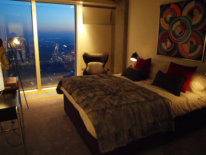 Sypialnia z widokiem w nowoczesnym apartamencie