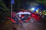 Mercedes Klasy E uderzył w drzewo, nie żyje kierowca