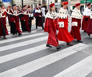 Inauguracja nowego roku akademickiego w Lublinie. Symbolicznie przemaszerowano przez centrum miasta