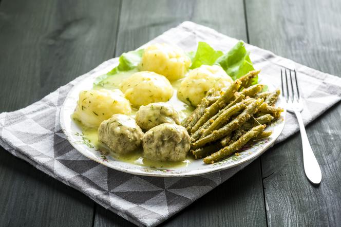 Kotlet rybny z fasolą szparagową i ziemniakami