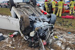 Koszmarny wypadek pod Wągrowcem! Kobieta nie żyje, inni poszkodowani w bardzo ciężkim stanie [ZDJĘCIA].