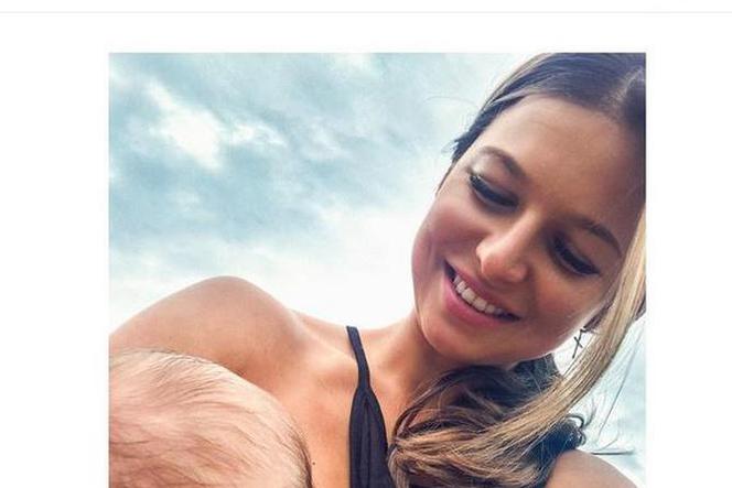 Anna Lewandowska karmi piersią