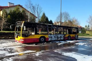 Autobus miejski spłonął doszczętnie na środku ulicy! Szok w Łodzi [ZDJĘCIA]