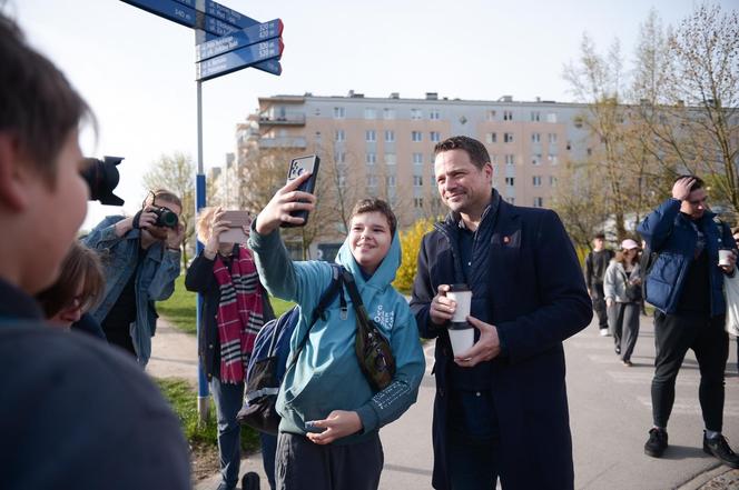 Rafał Trzaskowski rozdaje kawę