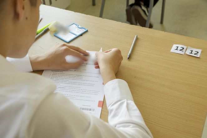 Jaka lektura na egzaminie ósmoklasisty 2025? Już wiemy! Arkusze CKE, ODPOWIEDZI