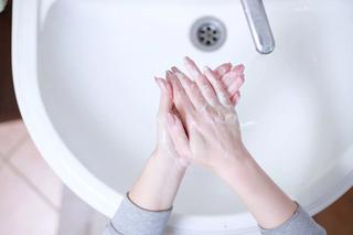 Jak długo myć ręce, żeby uniknąć koronawirusa? Z tymi piosenkami będzie Ci łatwiej! 