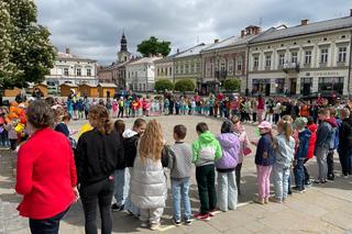 Happening na Rynku na otwarcie Tygodnia Bibliotek w Nowym Sączu