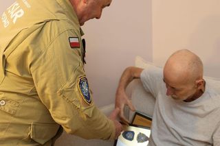 Strażacy przyszli pod dom komendanta, żeby go pożegnać. Mieli ważny powód