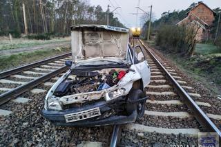 Głupota na przejeździe kolejowym - JEST WIDEO! Kierowca próbował zawrócić na torach