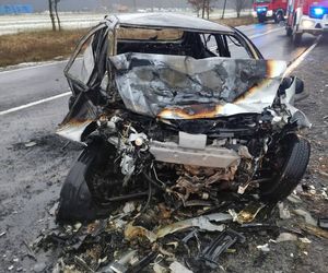Śmiertelny wypadek pod Opocznem. 21-latek wyciągnięty przez świadków z płonącego auta