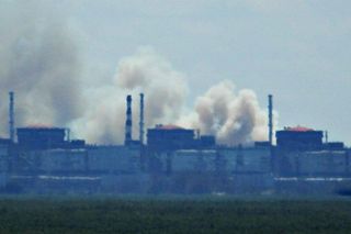 Eksplozje w Zaporoskiej Elektrowni Atomowej. Widać dym