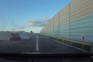 Potężne uderzenie w barierki i dachowanie na autostradzie A2 – WIDEO 
