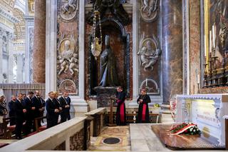 Andrzej Duda z małżonką złożyli kwiaty na grobie Jana Pawła II