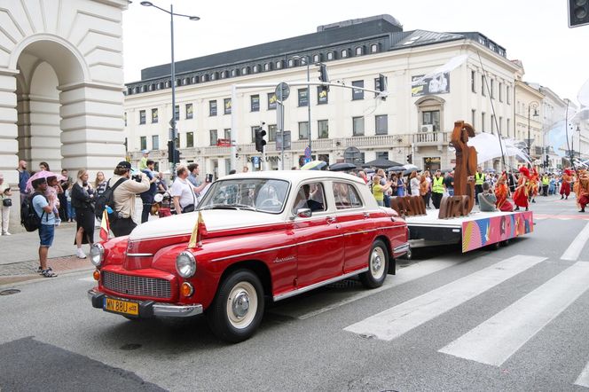 Parada Syrenki 2025 przeszła ulicami Warszawy. Na trasie 20 barwnych platform