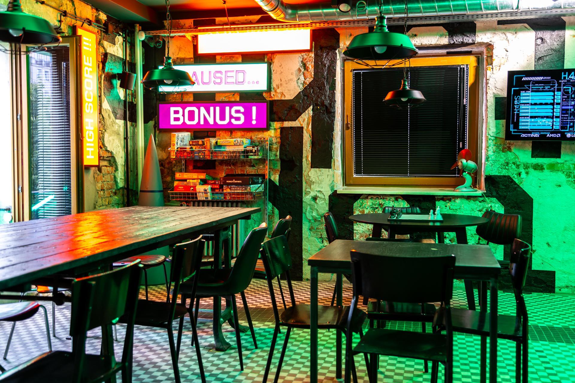 Pub H.4.0.S. Warszawa – stoliki