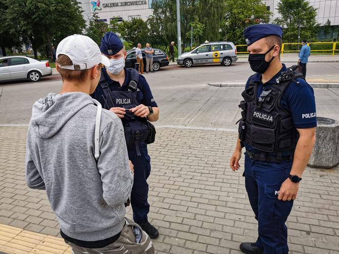 Białystok. Policjanci sprawdzają, czy pasażerowie BKM noszą maseczki. Za jej brak jest 500 zł mandatu [ZDJĘCIA]