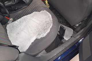 Lodowa bryła przebiła szybę osobówki. Ranna kobieta trafiła do szpitala