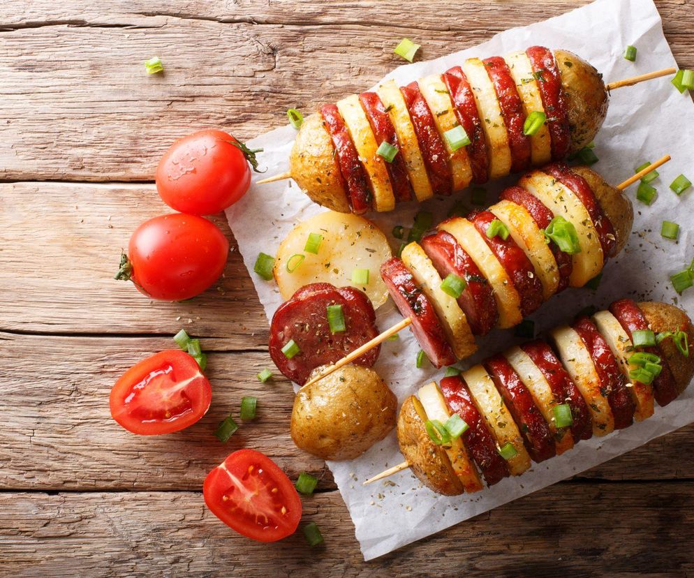 Szaszłyki z ziemniaków i kiełbasy – genialny patent na grilla lub szybki obiad z piekarnika