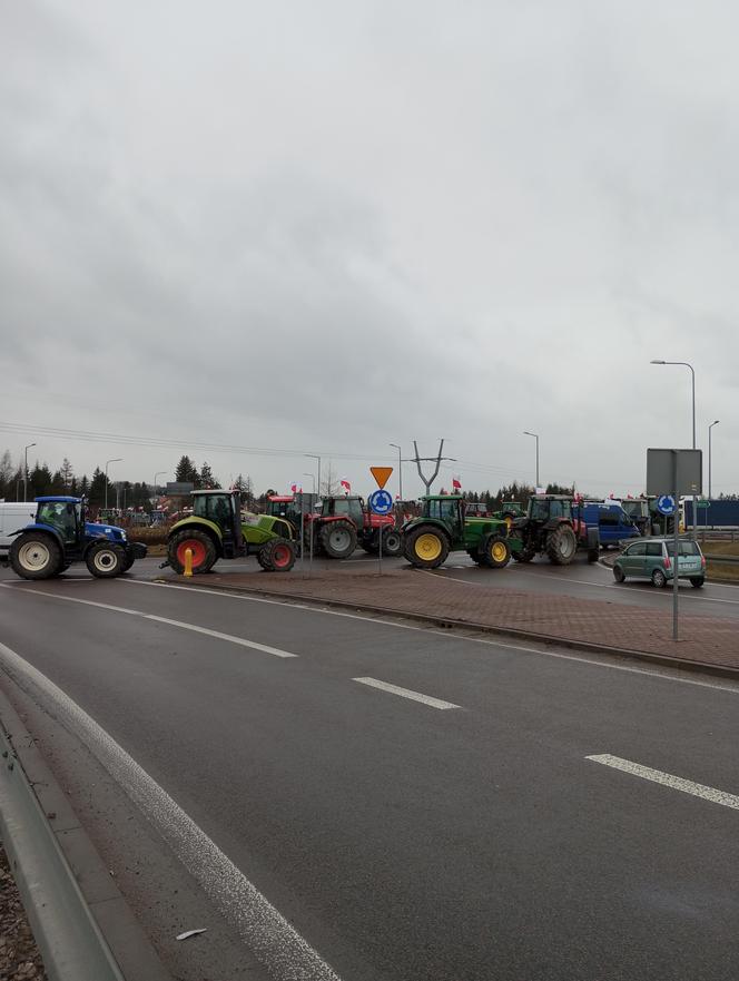 Trwa protest rolników w woj. lubelskim. Blokady są w wielu miejscach w regionie [DUŻO ZDJĘĆ]