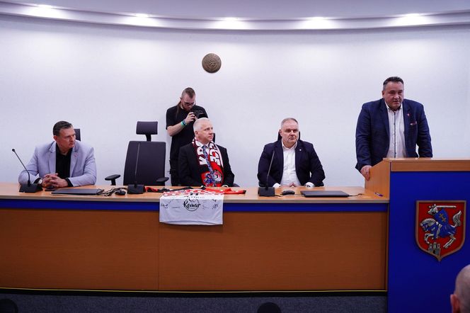 Siatkarze KPS-u z medalami na szyi, dziękowali kibicom za udany sezon