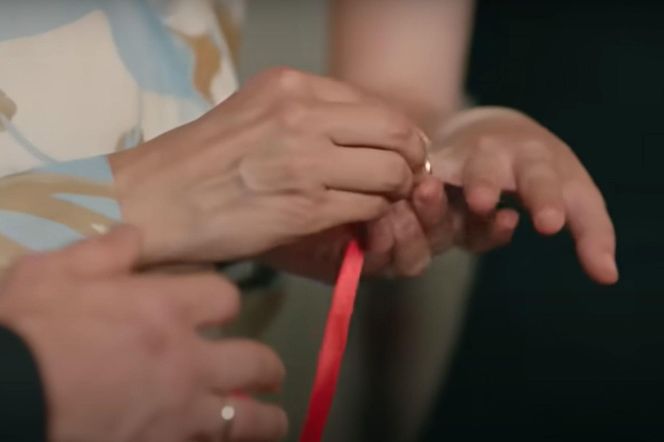 Tradycyjne nałożenie obrączek przez narzeczonych 
