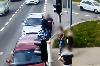 Olsztyn. Pijany spowodował kolizję NA OCZACH POLICJANTA. Wszystko nagrały kamery [WIDEO]