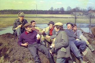 Między prawdą, a fikcją. Daleko od szosy