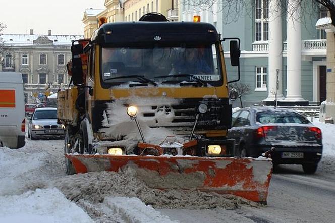 Zima na ulicach Radomia. Pługopiaskarki walczą z pogodą [WIDEO]