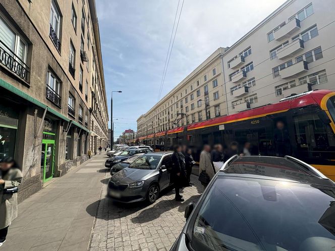 Paraliż w centrum Warszawy. Kierowca BWM zaparkował na torach. Wszystko stanęło!