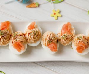 Wielkanocne jajka faszerowane łososiem i serkiem Almette. Pyszne, efektowne i szybkie 