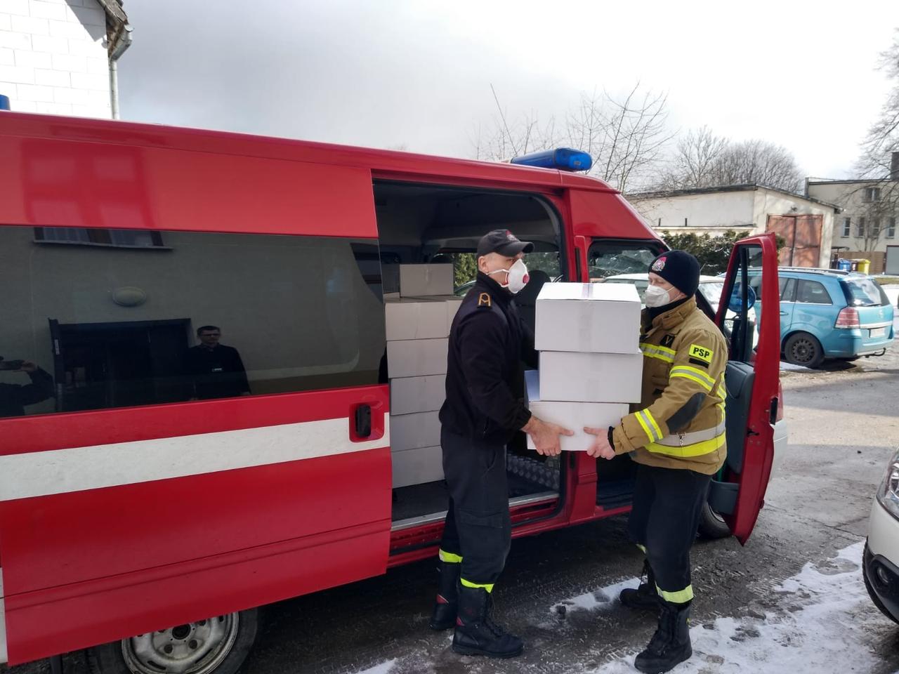  Strażacy dostarczyli maseczki do samorządów powiatu braniewskiego   
