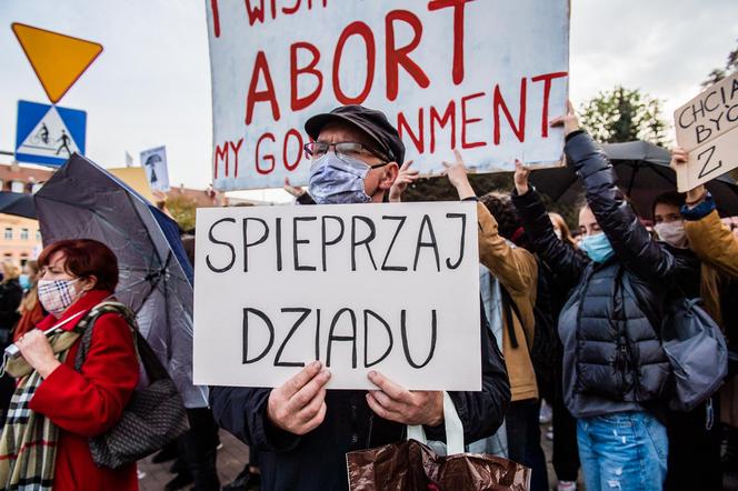 "To jest wojna!". Protest przeciwko zakazowi aborcji w Gdańsku. Policja użyła GAZU [ZDJĘCIA]