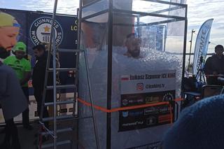 Rekord Guinnessa pobity w Tarnobrzegu! Łukasz Szpunar spędził w lodzie ponad 4 godziny!