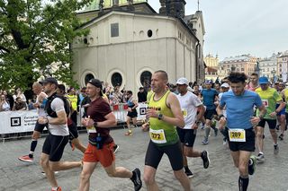 Tysiące biegaczy i wspaniała atmosfera. Byliśmy na starcie 21. Cracovia Maratonu [GALERIA]