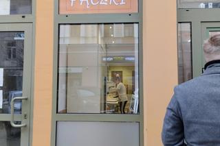 Tłusty czwartek. Tarnowianie ustawiają się w kolejkach po pączki!