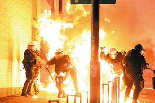 Zadyma kiboli zatrzymała marsz 