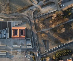 Centrum logistyczne, które wsłuchuje się w ciszę. Powstało na terenie byłego obozu zagłady, który co roku odwiedza 2 miliony osób
