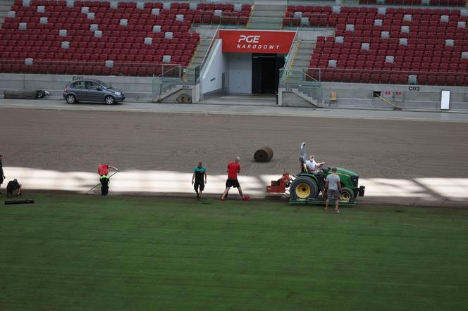 Rozkładanie murawy na Stadionie Narodowym