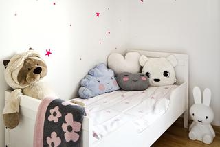 Dekoracja ściany za łożkiem w pokoju dziecka