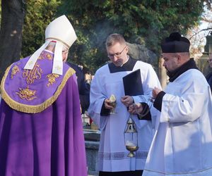 1 listopada na cmentarzu przy ul. Lipowej w Lublinie. Mieszkańcy odwiedzają groby swoich bliskich