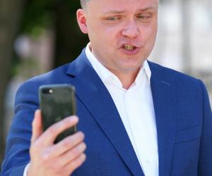 Szymon Hołownia nie potrafi odkręcić butelki z wodą. Dobry przykład daje mu partyjna koleżanka