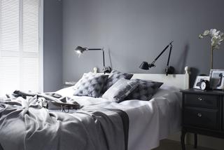 Szara sypialnia z ozdobnym żyrandolem