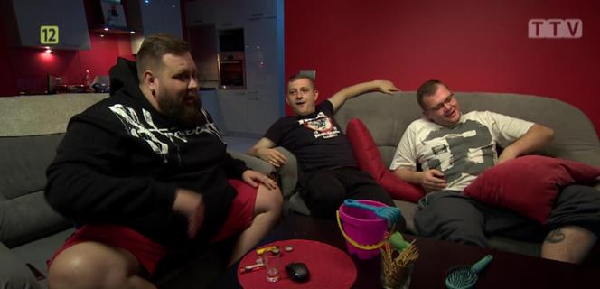 Uczestnik Gogglebox. Przed telewizorem przeszedł spektakularną przemianę. Trudno uwierzyć, że to on