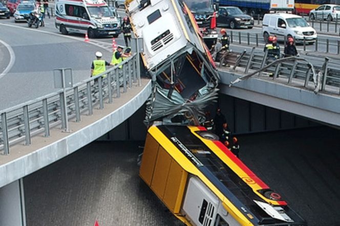 Autobus zawisł na moście Grota